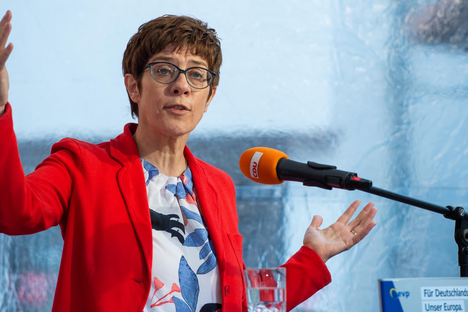 Annegret Kramp-Karrenbauer: Für die CDU-Chefin ist die Kopftuch-Debatte richtig.