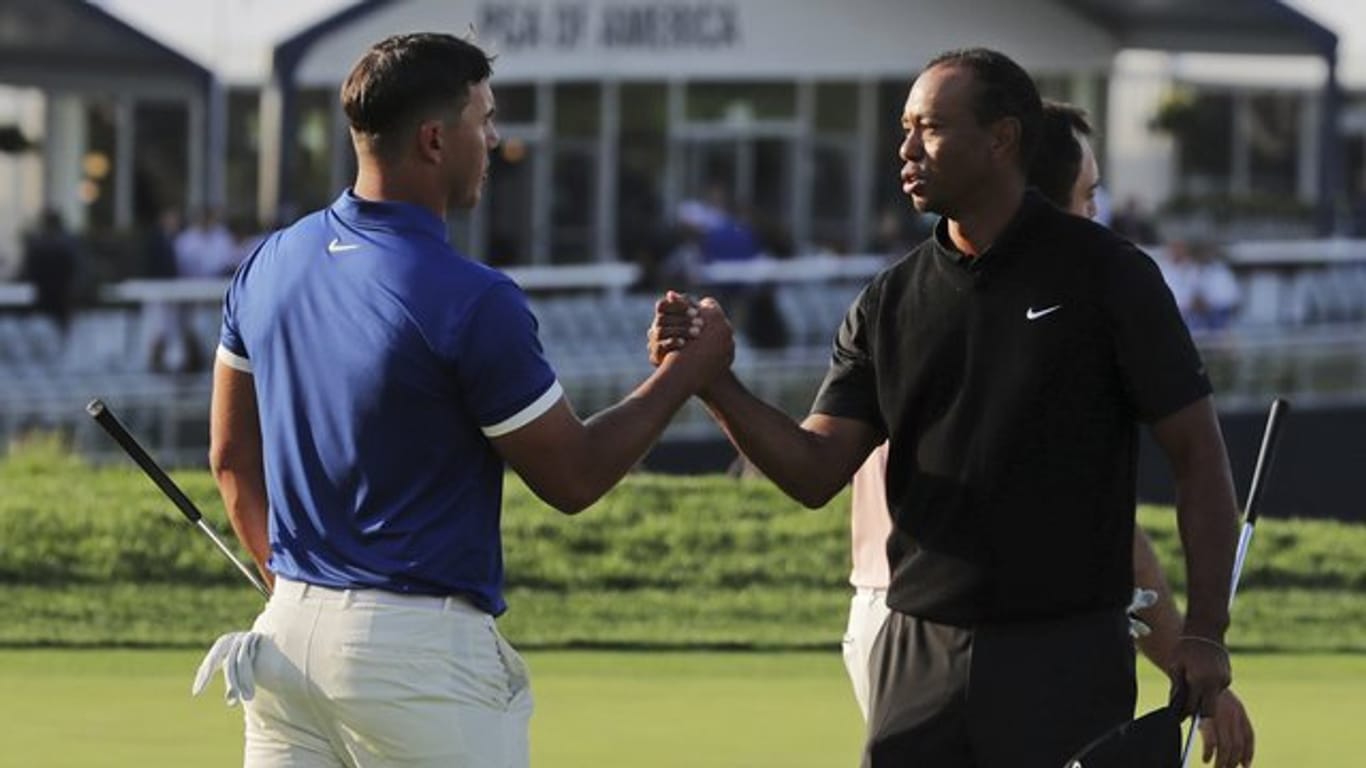 Tiger Woods (r) gratuliert Brooks Koepka nach der zweiten Runde bei der PGA Championship.