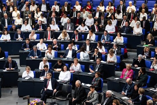 Abwechselnd eine weibliche Abgeordnete und ein männlicher Abgeordneter: Bei der Feierstunde zum 100.