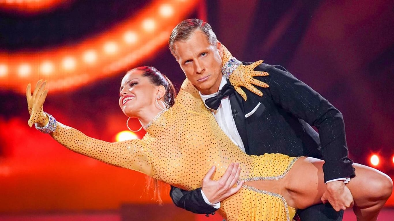Christina Luft und Oliver Pocher: Sie tanzten eine Rumba zu "Goldfinger".