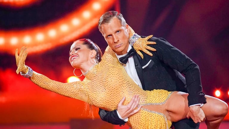 Christina Luft und Oliver Pocher: Sie tanzten eine Rumba zu "Goldfinger".