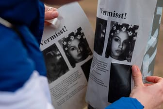 Flugblätter, mit denen Helfer um Hinweise im Fall der vermissten Rebecca bitten: Monatelang hatte die Polizei in Wälder und Seen nach der Leiche des Mädchens gesucht. (Archivbild)
