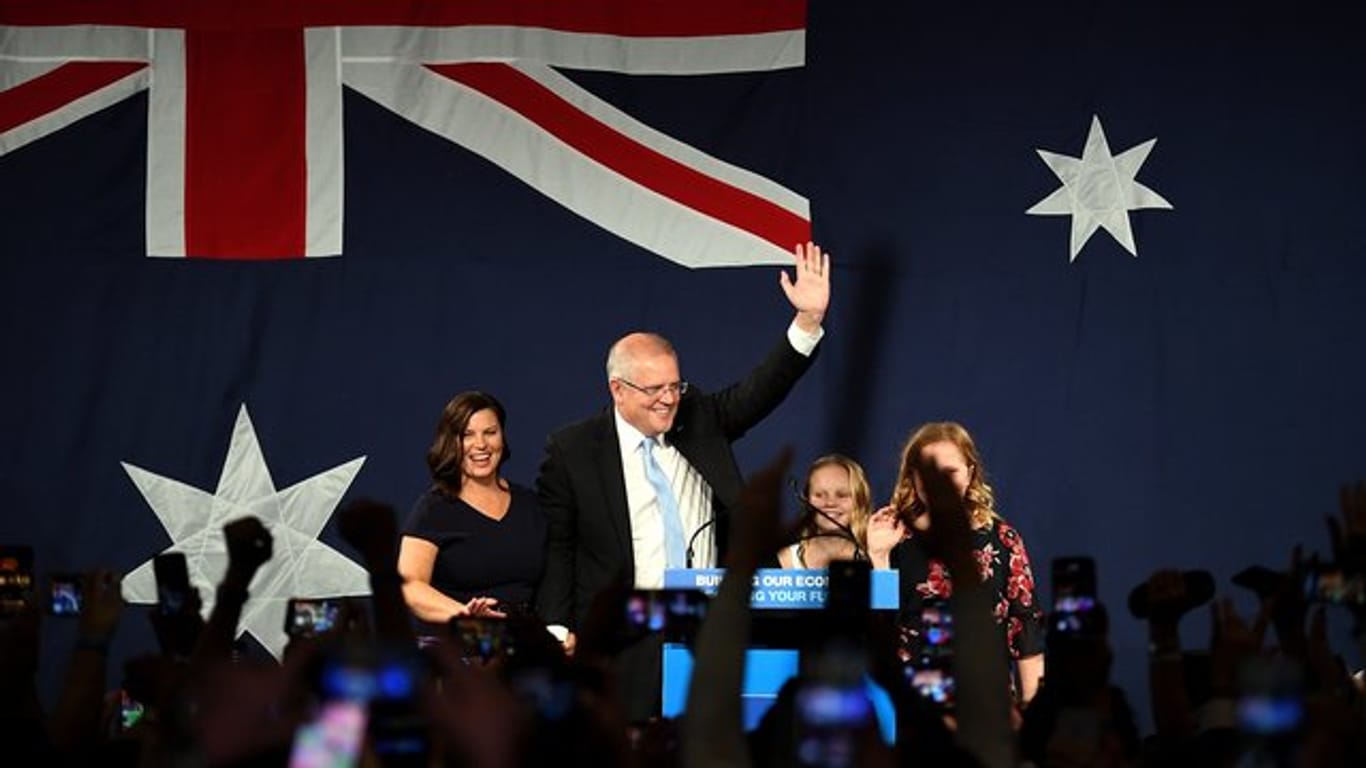 Der australische Premierminister Scott Morrison lässt von seinen Anhängern feiern.