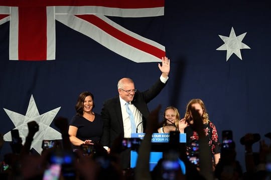Der australische Premierminister Scott Morrison lässt von seinen Anhängern feiern.