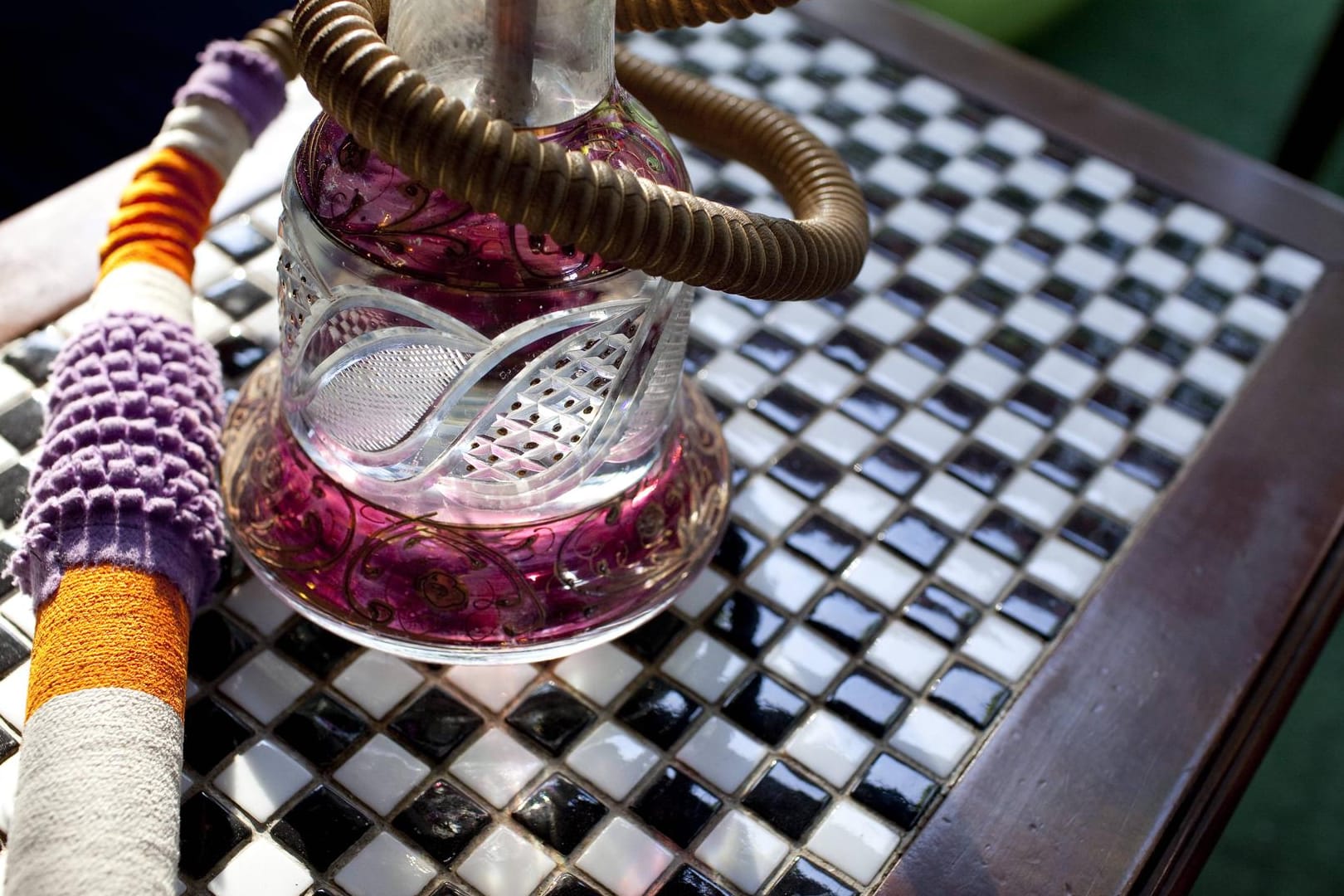 Eine Shisha-Pfeife: Die Polizei stellte bei der Razzia 30 Verstößte gegen das Nichtraucherschutzgesetz fest. (Symbolbild)