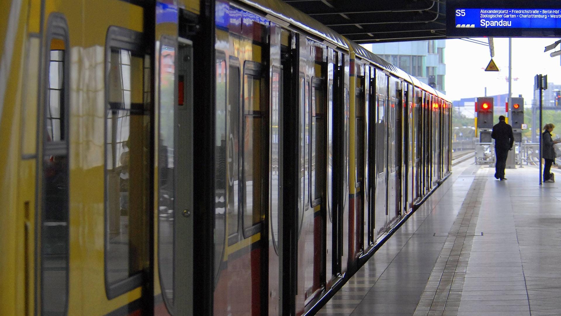 Eine S-Bahn im Bahnhof Jannowitzbrücke: Der 38-jährige Verletzte kam nach dem Vorfall ins Krankenhaus. (Symbolbild)