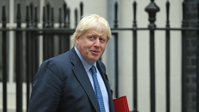 Der damalige britische Außenminister Boris Johnson kommt im Herbst 2017 zu einer Kabinettssitzung in die Downing Street. Der damalige britische Außenminister Boris Johnson kommt im Herbst 2017 zu einer Kabinettssitzung in die Downing Street.