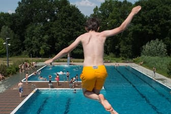 Ein Junge springt ins Wasser