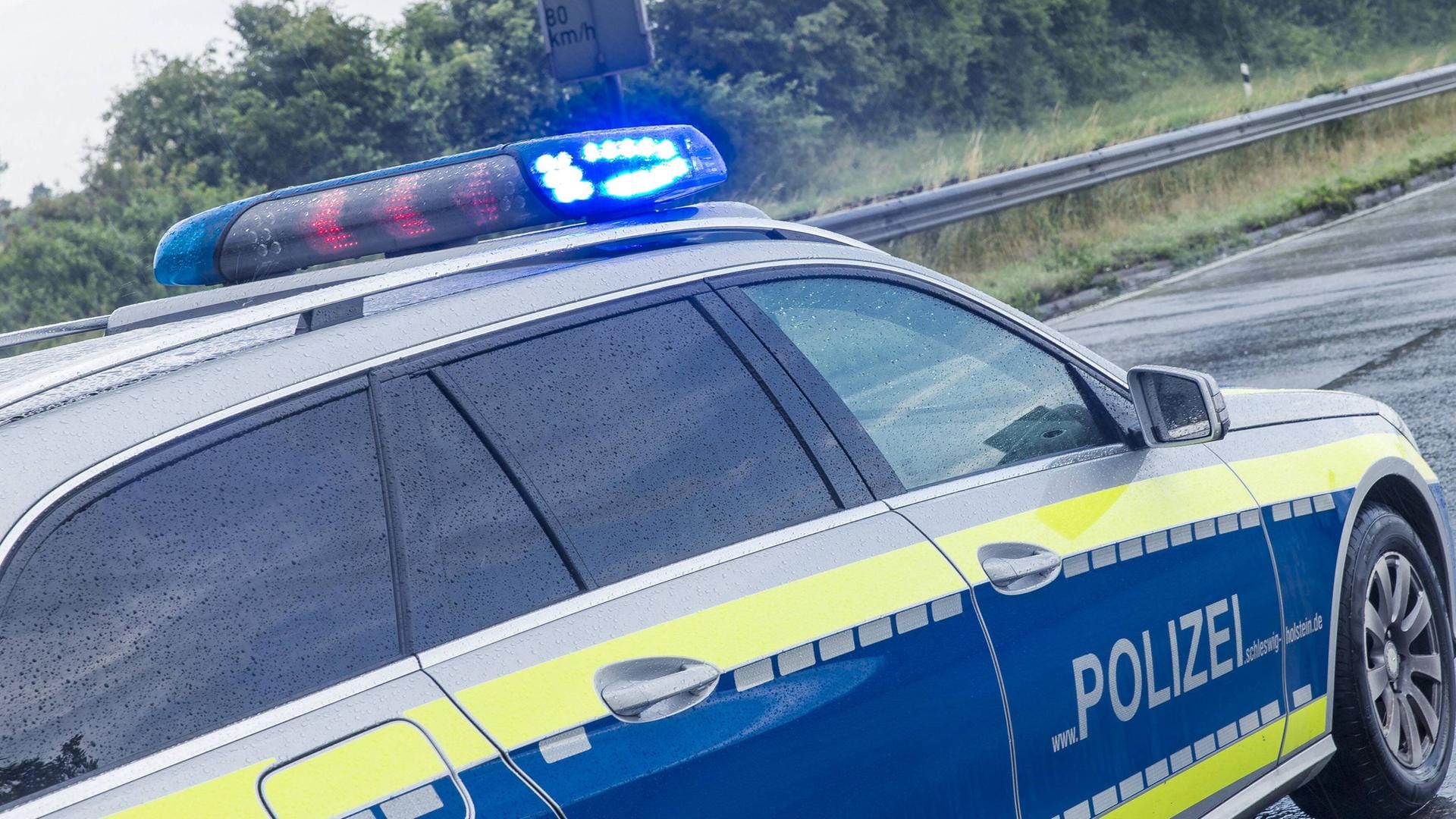 Ein Polizeiauto auf der Autobahn: Ein Sachverständiger soll nun klären, wie es zu dem Unfall kommen konnte. (Symbolbild) Ein Polizeiauto auf der Autobahn: Ein Sachverständiger soll nun klären, wie es zu dem Unfall kommen konnte. (Symbolbild)