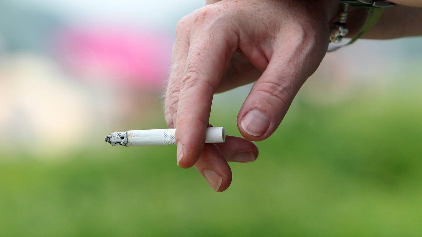 Zigarette zwischen den Fingern: Medienberichten zufolge könnte die Tabaksteuer stufenweise angehoben werden.