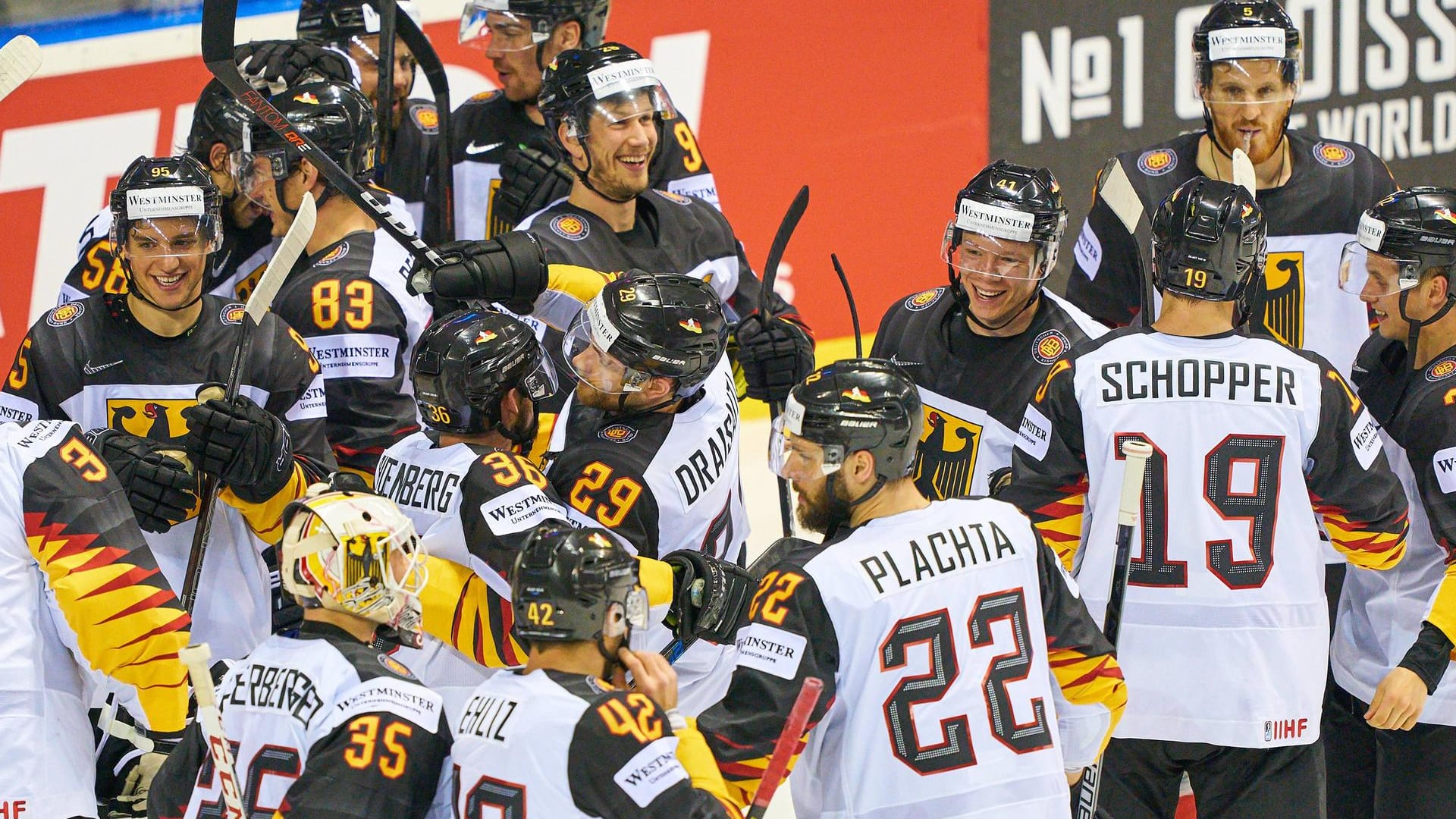 Die deutschen Eishockey-Herren jubeln: Nach dem historisch starken WM-Start ist die Mannschaft vorzeitig fürs Viertelfinale qualifiziert.