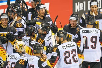 Die deutschen Eishockey-Herren jubeln: Nach dem historisch starken WM-Start ist die Mannschaft vorzeitig fürs Viertelfinale qualifiziert.
