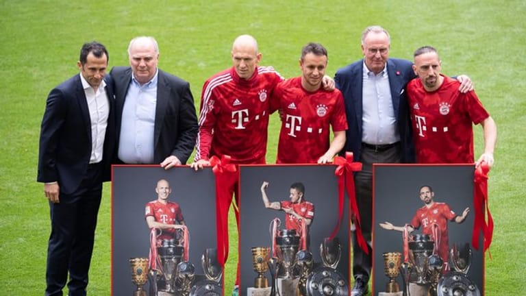 Hasan Salihamidzic (l-r) Uli Hoeneß und Karl-Heinz Rummenigge verabschieden Arjen Robben, Rafinha und Franck Ribéry.