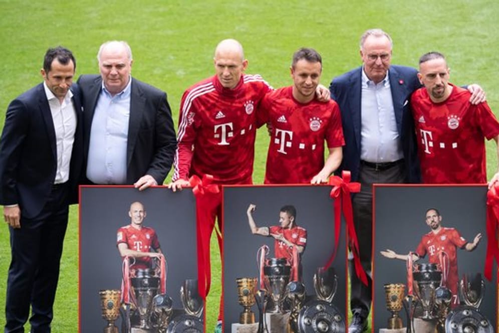 Hasan Salihamidzic (l-r) Uli Hoeneß und Karl-Heinz Rummenigge verabschieden Arjen Robben, Rafinha und Franck Ribéry.