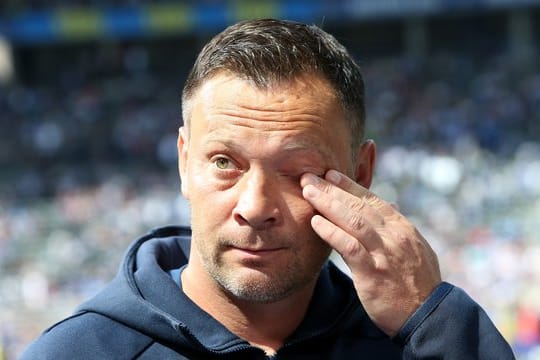 Sichtlich gerührt: Hertha-Coach Pal Dardai bei seiner Verabschiedung vor dem Spiel gegen Leverkusen.