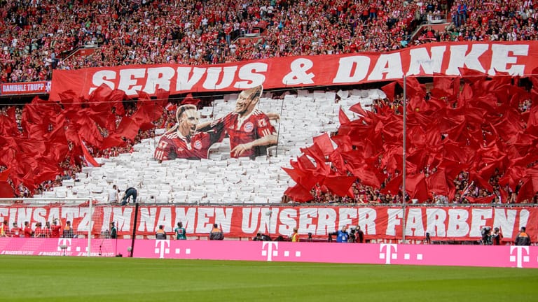Die Bayern-Fans ehrten Franck Ribéry und Arjen Robben mit eine Choreografie.