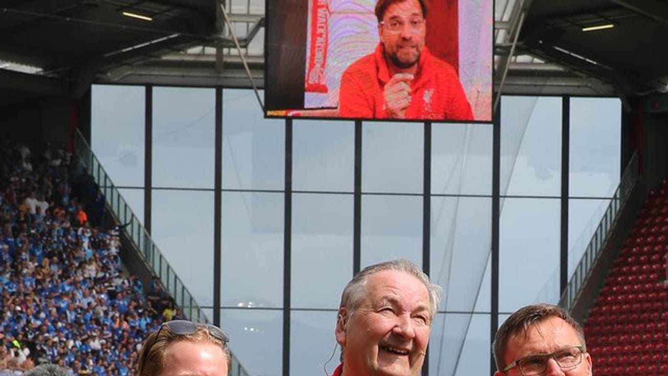 Liverpool-Coach verabschiedet via Videobotschaft den Mainzer Stadionsprecher Klaus Hafner (M).