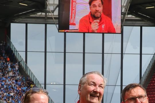 Liverpool-Coach verabschiedet via Videobotschaft den Mainzer Stadionsprecher Klaus Hafner (M).