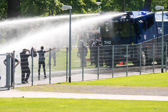 Nach Fan-Randale: Am Rande der Partie zwischen Jena und 1860 setzte die Polizei Wasserwerfer ein.