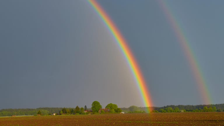 Ein Regenbogen: Auf die Sonne folgen heftige Regengüsse. (Archivbild)