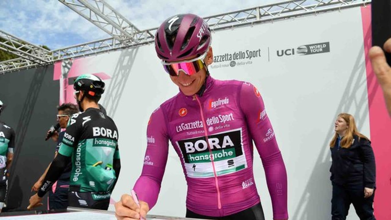 Pascal Ackermann schreibt sich vor der achten Giro-Etappe ein.