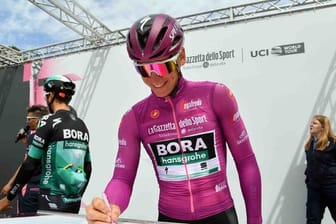 Pascal Ackermann schreibt sich vor der achten Giro-Etappe ein.