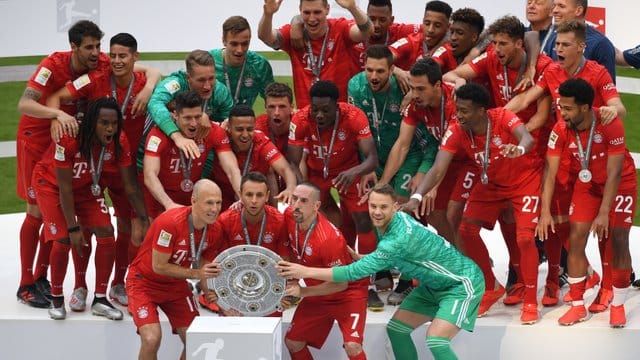 Die Bayern-Spieler feiern den 29.