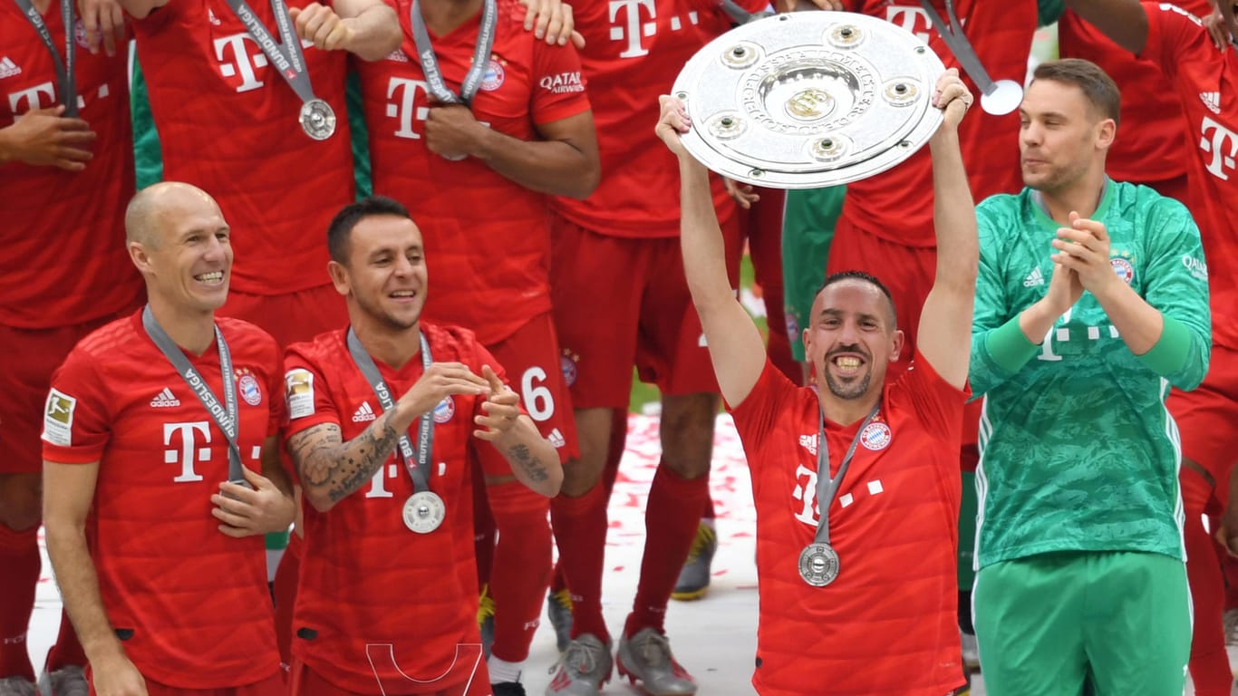 Franck Ribéry reckt die Meisterschale in den Himmel: Der FC Bayern hat seinen Titel mit einer starken Rückrunde verteidigt.