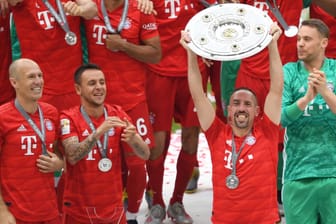 Franck Ribéry reckt die Meisterschale in den Himmel: Der FC Bayern hat seinen Titel mit einer starken Rückrunde verteidigt.