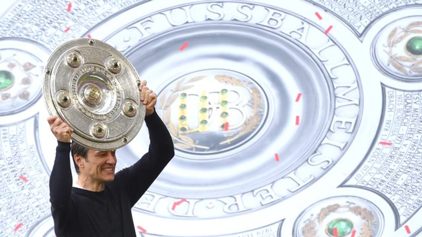 Durfte zum ersten Mal als Trainer die Meisterschale in die Luft strecken: Bayern-Coach Niko Kovac.