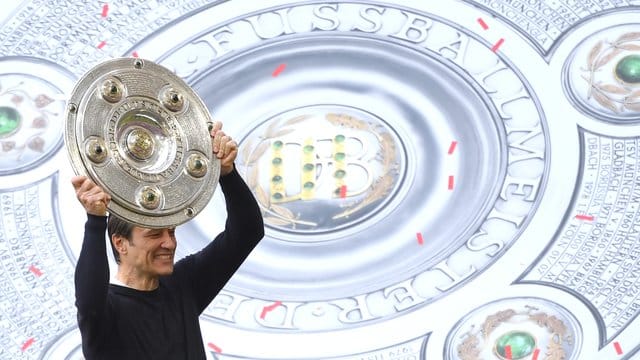 Durfte zum ersten Mal als Trainer die Meisterschale in die Luft strecken: Bayern-Coach Niko Kovac. Durfte zum ersten Mal als Trainer die Meisterschale in die Luft strecken: Bayern-Coach Niko Kovac.