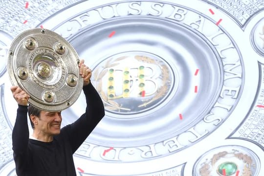 Durfte zum ersten Mal als Trainer die Meisterschale in die Luft strecken: Bayern-Coach Niko Kovac.