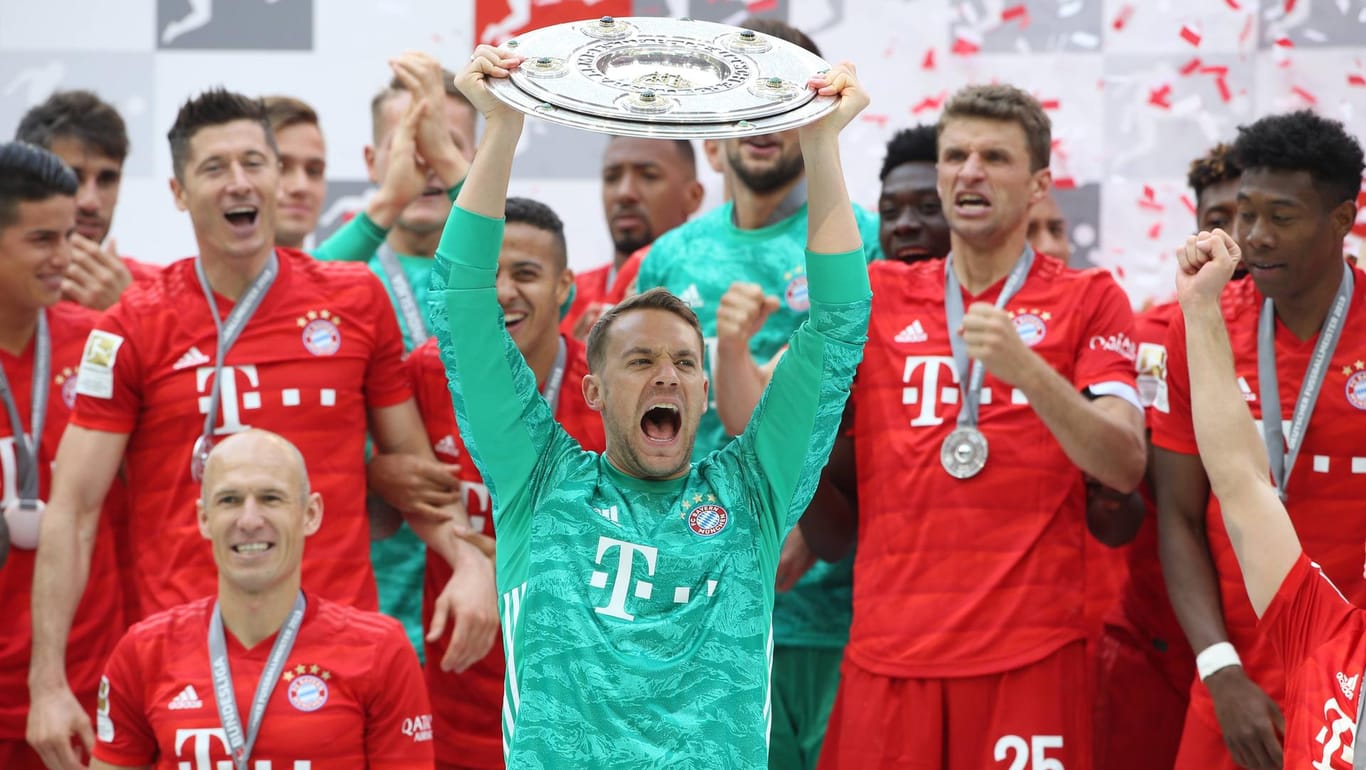 Kapitän Manuel Neuer reckt die Meisterschale in die Höhe – und gibt den Startschuss für die große Titelparty im Stadion.