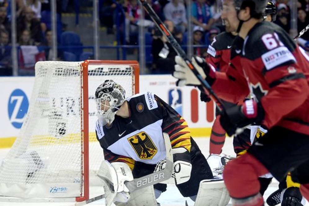 DEB-Goalie Niklas Treutle (l) ist beim dritten kanadischen Treffer machtlos.