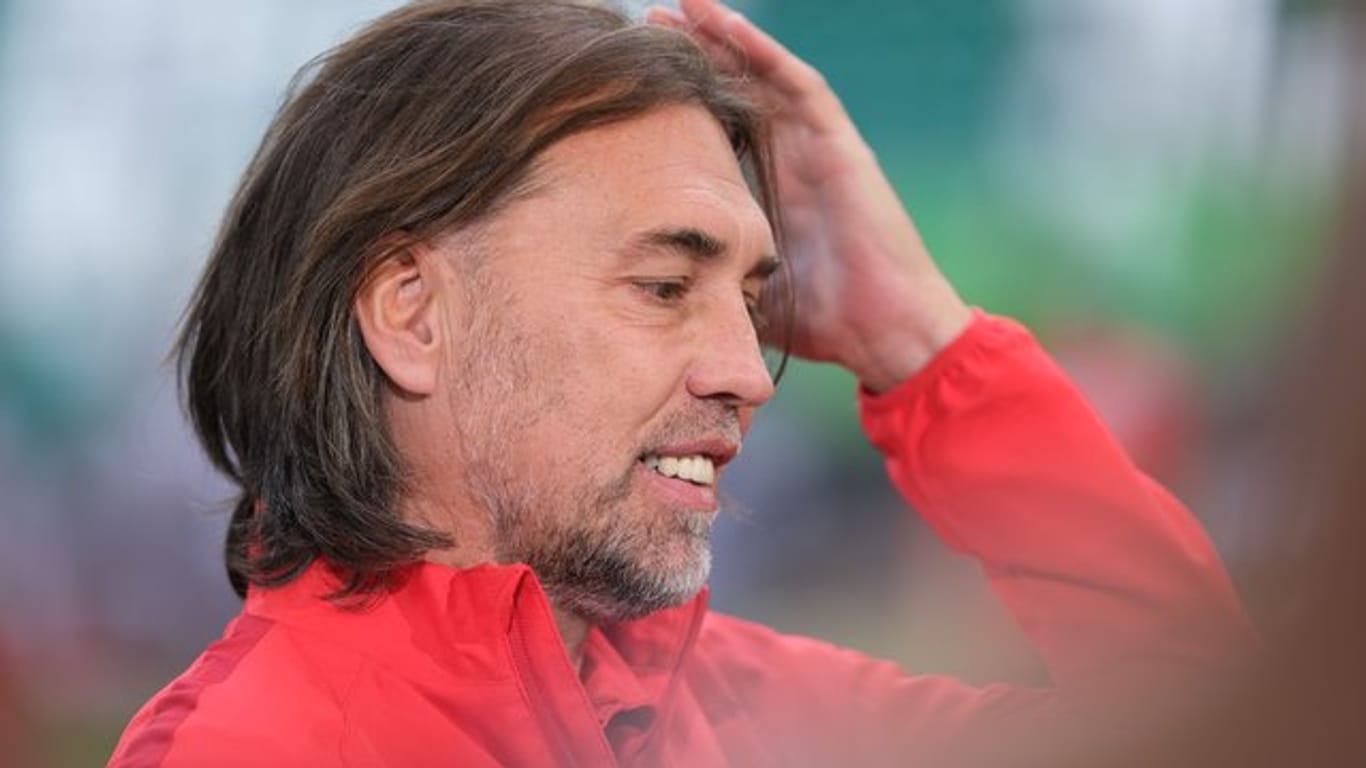Musste mit Augsburg eine 1:8-Klatsche in Wolfsburg hinnehmen: FCA-Coach Martin Schmidt.
