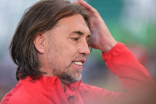 Musste mit Augsburg eine 1:8-Klatsche in Wolfsburg hinnehmen: FCA-Coach Martin Schmidt.