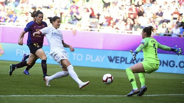 Dzsenifer Marozsan (M) erzielt das 1:0 gegen Barcelona.