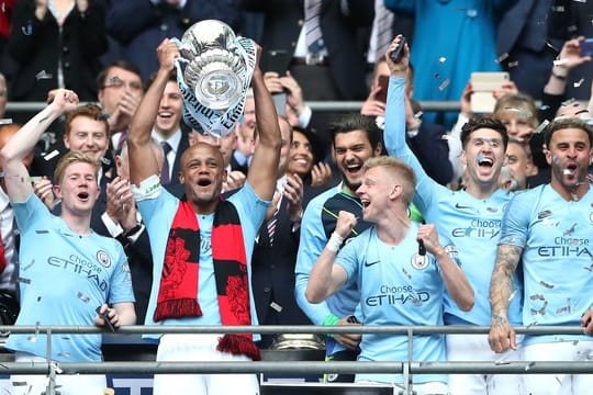Die ManCity-Spieler feiern den Sieg im FA-Cup-Finale gegen Watford.