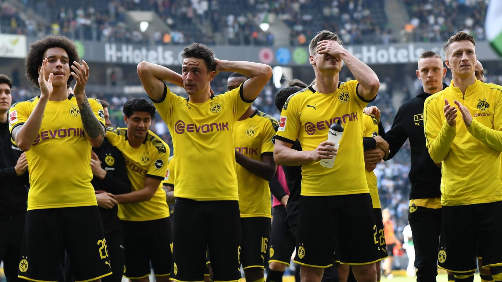 Am Ende Vizemeister: Die BVB-Profis applaudierten nach dem Sieg in Mönchengladbach ihren mitgereisten Fans.