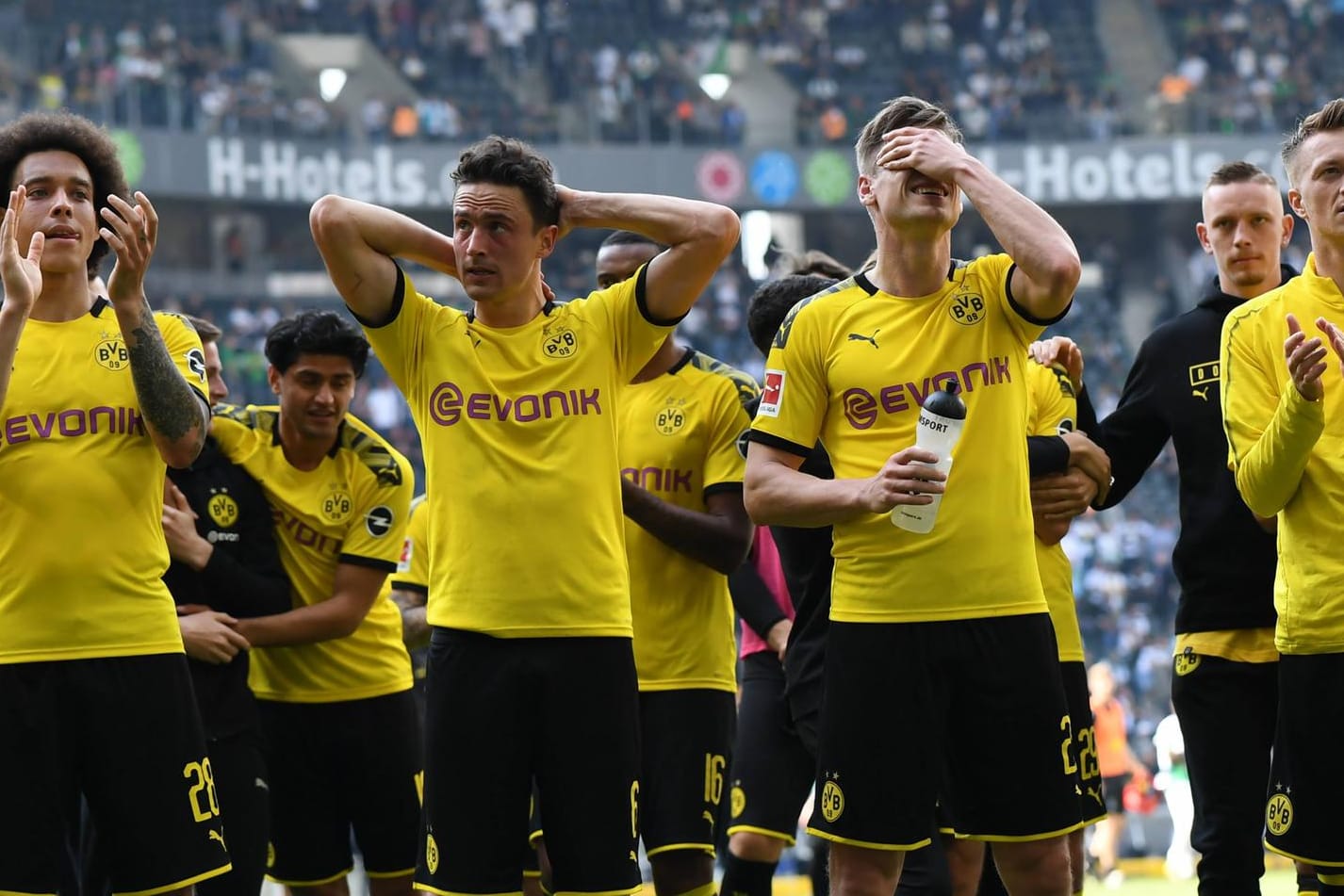Am Ende Vizemeister: Die BVB-Profis applaudierten nach dem Sieg in Mönchengladbach ihren mitgereisten Fans.