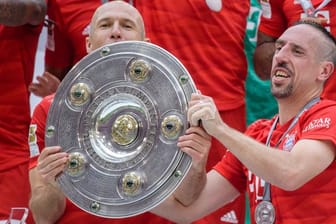 Arjen Robben (l) und Franck Ribéry feiern die deutsche Meisterschaft.