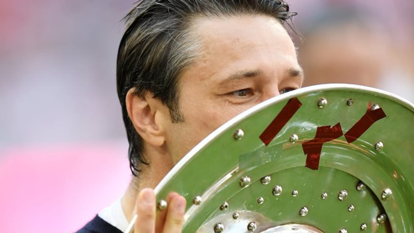 Sanfter Kuss für die Schale: Bayern-Trainer Niko Kovac.