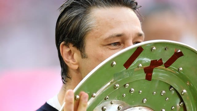 Sanfter Kuss für die Schale: Bayern-Trainer Niko Kovac.