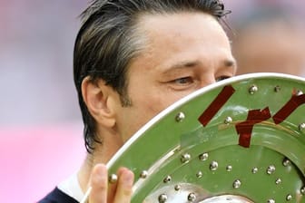 Sanfter Kuss für die Schale: Bayern-Trainer Niko Kovac.