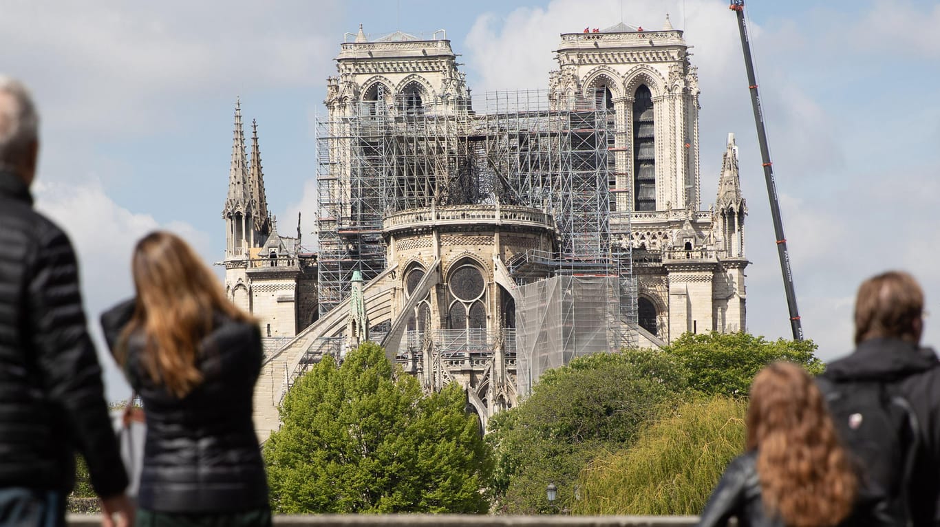 Ein Kran steht neben Notre-Dame: Noch diskutieren die Experten über das neue Dach der Pariser Kathedrale.