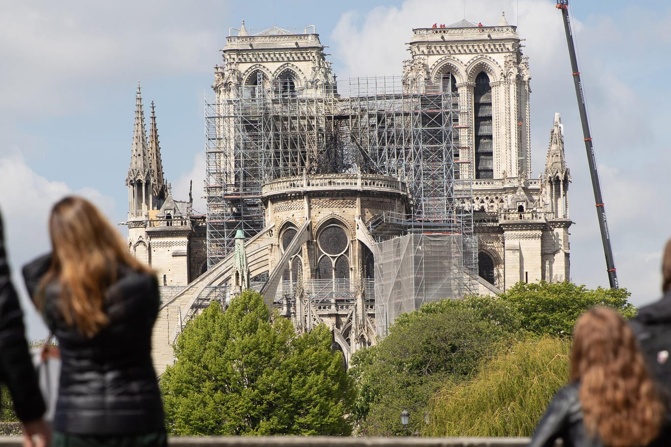 Ein Kran steht neben Notre-Dame: Noch diskutieren die Experten über das neue Dach der Pariser Kathedrale.