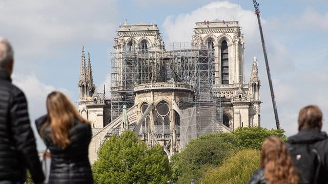 Ein Baukran steht neben der Pariser Kathedrale Notre-Dame.