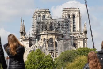 Ein Baukran steht neben der Pariser Kathedrale Notre-Dame.