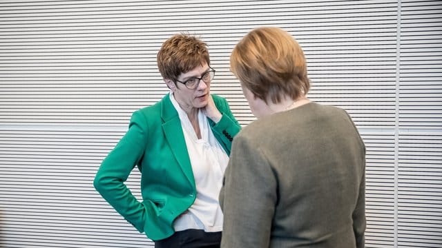 CDU-Chefin Annegret Kramp-Karrenbauer Mitte März im Gespräch mit der Kanzlerin.