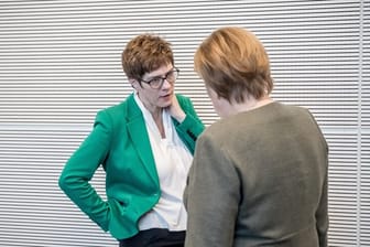 CDU-Chefin Annegret Kramp-Karrenbauer Mitte März im Gespräch mit der Kanzlerin.